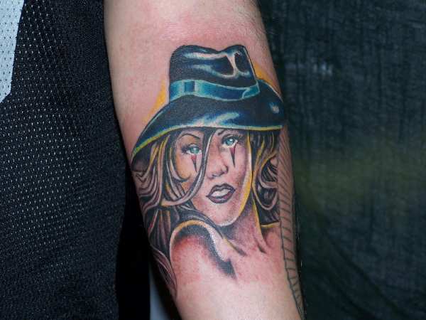 Татуировка девушка в шляпе.