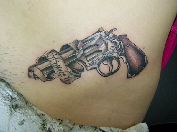 Татуировка револьвер.