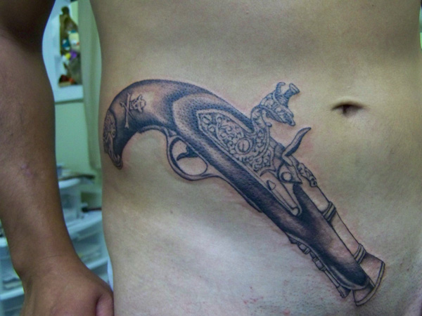Татуировка старинный пистолет.