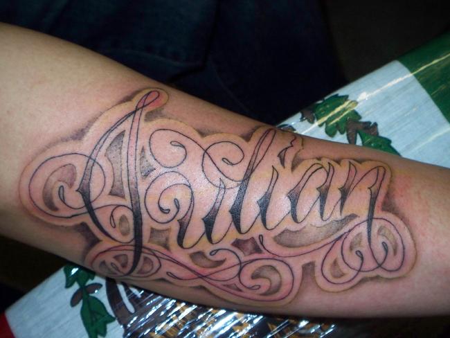 Татуировка надпись на руке.