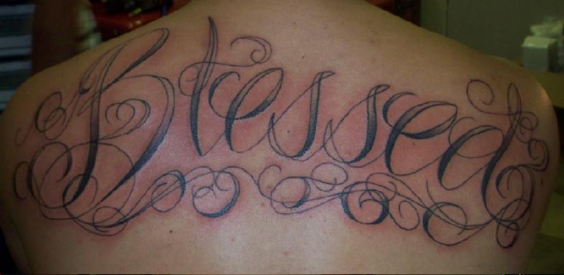 Татуировка надпись на спине.