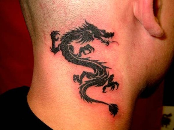 Татуировка дракон на шее.