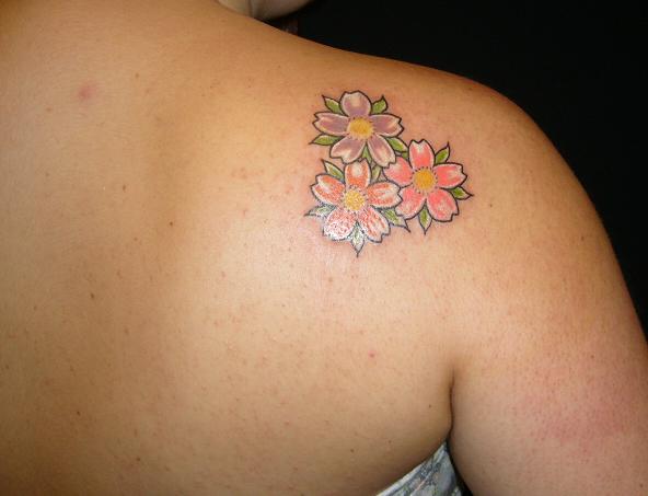 Татуировка цветочки.