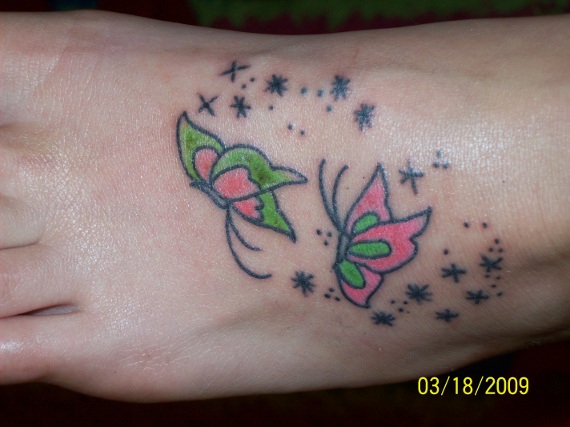 Татуировка бабочки на ноге.