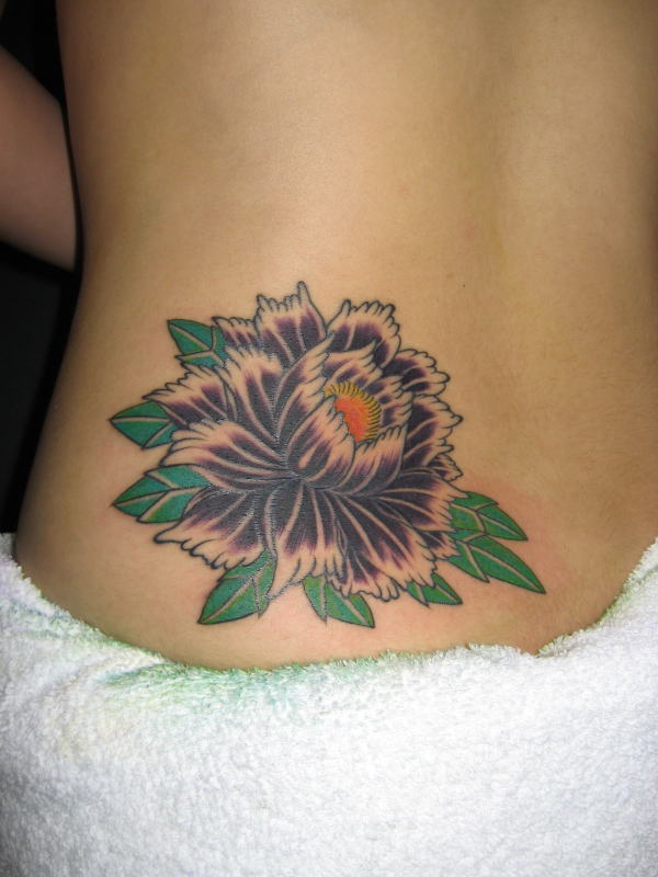 Татуировка цветок на животе.
