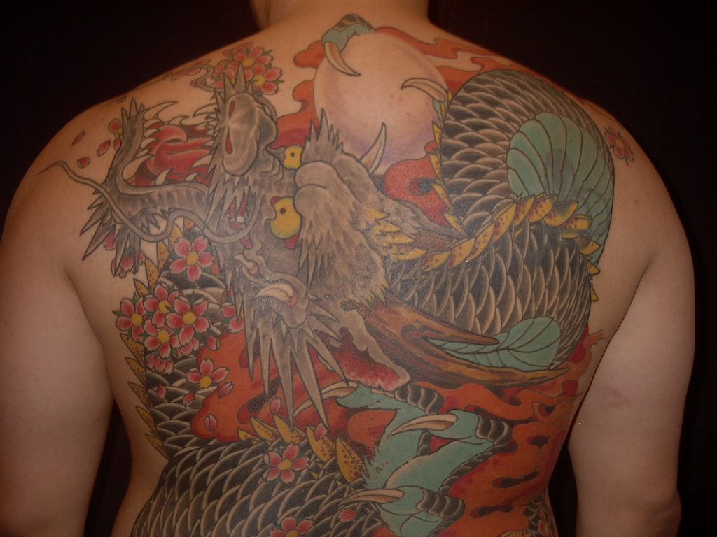 Японский дракон, татуировка на спине.