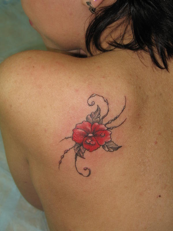 Татуировка красный цветок.